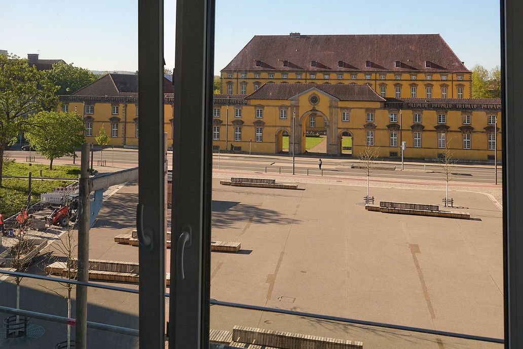 Blick aus dem Fenster auf den neu gestalteten Ledenhof und das Schloss