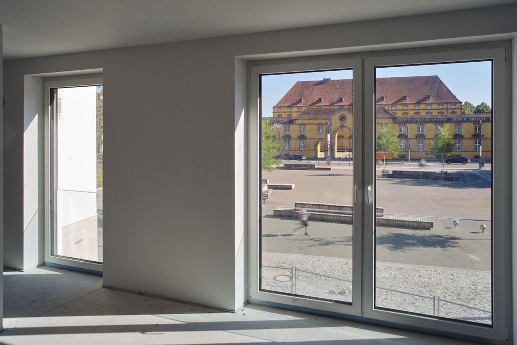Blick aus dem bodentiefen Fenster auf das Schloss