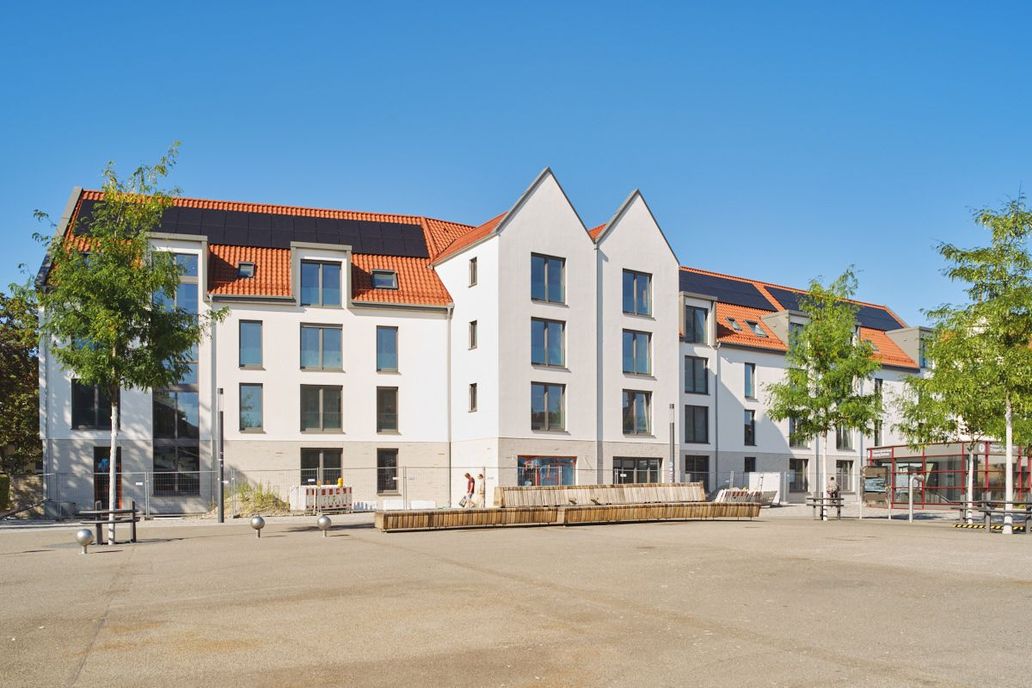 Das L mit neuer Fassade, erstrahlt nun ohne Gerüst.