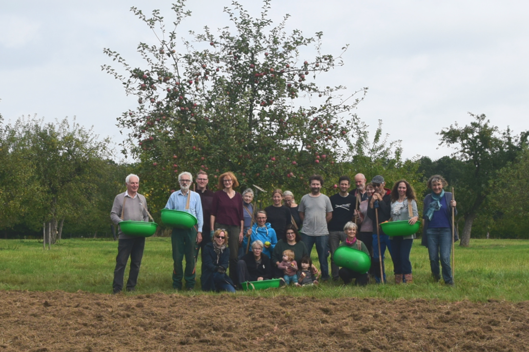Teamfoto vor dem Apfelbaum