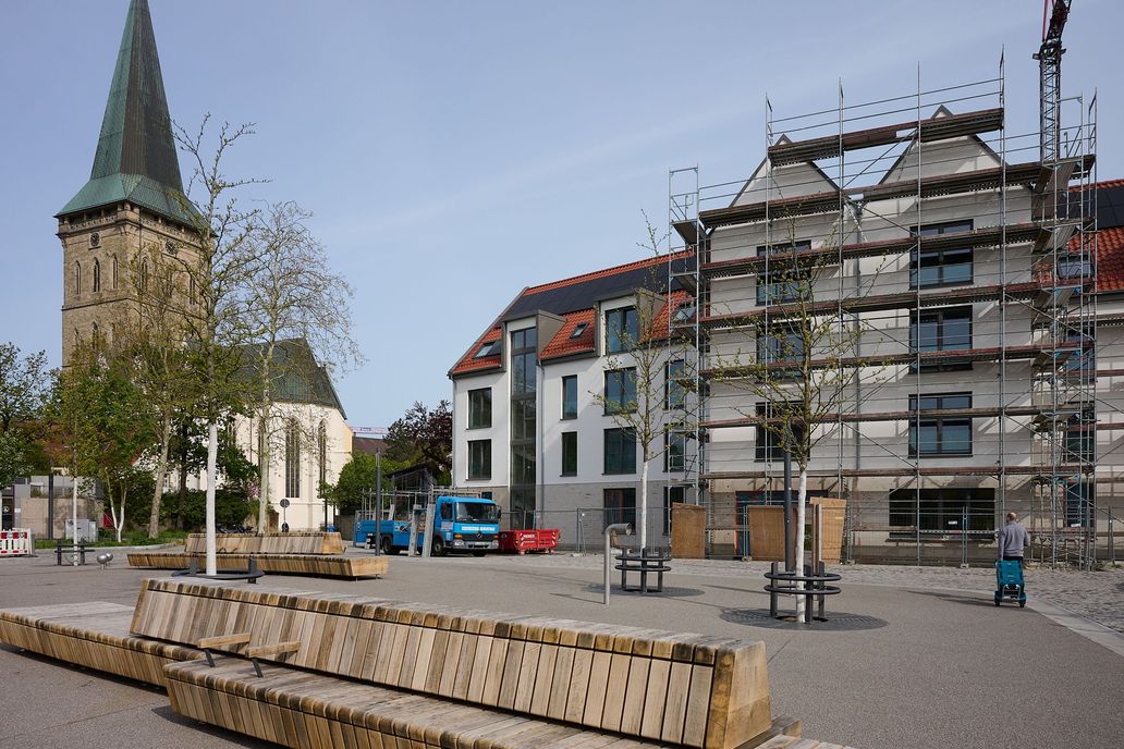 Die neue Fassade, im Hintergrund die Kirche