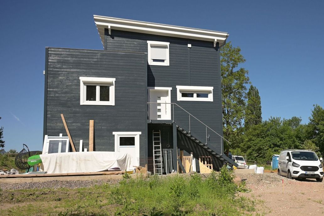 Ein schwarz-weißes Holz-Wohnhaus