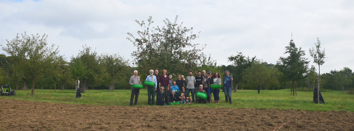 Das Team der Ansaat auf der Streuobstwiese