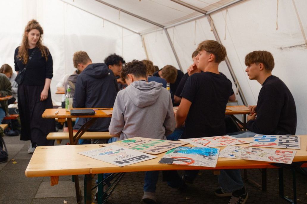 Teilnehmer*innen gestalten Protestplakate